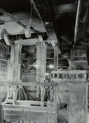 Deutschland. Ölmühle (Holländerwindmühle). Holzkonstruktion im Inneren