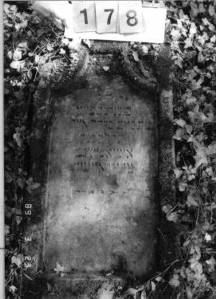 Grabstein 178 (Index: 99792302) Material: Sandstein Zustand: leicht verwittert, Stele liegend Maße HxBxT: 90x48x9 cm Beschreibung: Stele, Abschluß ?, Schriftfeld eingetieft: Grabstein 178