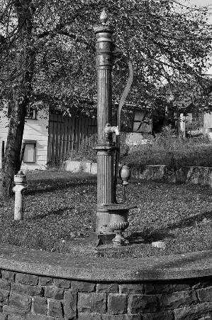 Pumpbrunnen (Brunnen); Ulrichstein, Unter-Seibertenröder Straße (Bei HsNr. 2)