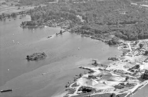 Plittersdorf: Bagger und Erholungsee mit Inseln und Kieswerk, Goldkanal, bei Illingen