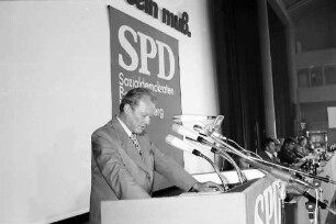 Freiburg: Stadthalle; SPD-Parteitag, Willy Brandt am Rednerpult