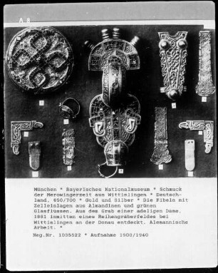 Schmuck der Merowingerzeit aus Wittislingen, die Fibeln mit Zelleinlagen aus Almandinen und grünen Glasflüssen, aus dem Grab einer adeligen Dame, 1881 inmitten eines Reihengräberfeldes bei Wittislingen an der Donau entdeckt, alemannische Arbeit