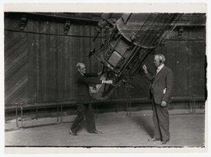 Lick Observatorium, Dr. Moor und Dr. Aitken bewegen den großen Refraktor, Camptonville, Kalifornien. von links: Dr. Moor (Chefastronom), Dr. Aitken (Direktor)