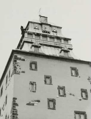 Groß Leuthen, Schloss, Wohnturm des neuen Seeflügels, Hofansicht