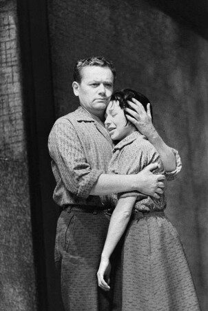 Szenenbilder aus "Die Spieldose" von Georg Kaiser (Regie: Horst Schönemann, Ausstattung: Dieter Berge). Maxim-Gorki-Theater Berlin, 02.06.1961 (Premiere am 06.06.1961) : Mit Albert Hetterle (Pierre Chaudraz), Ruth-Maria Kemper (Noelle), Uwe-Detlev Jessen (Paul Chaudraz) und Heinz Scholz (Parmelin)