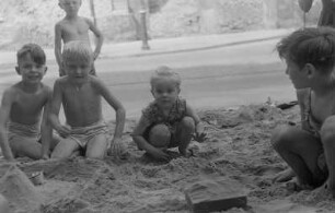 Kinderaufnahmen (Hegent) am Stößensee : Kinder spielen im Sand am Seeufer