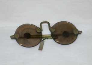 Brille mit Gläsern aus Bergkristall