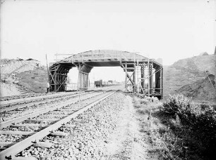 Bau einer Eisenbahnbrücke