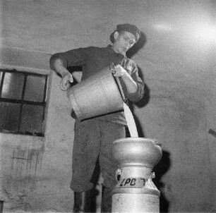LPG Basedow. Melker beim Umschütten der Milch