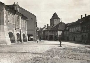 Mittelböhmen. Melnik (Mělník). Straßenbild mit altem Wehrturm und Laubengang