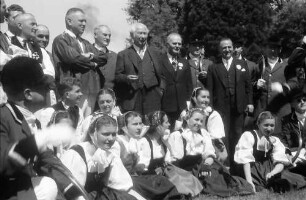 Lörrach: Gruppe der Trachtengruppe mit Bundespräsident Heuss