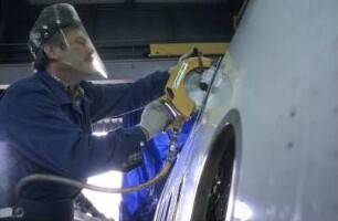 Flugzeug-Recycling am Airbus A 300. Mit einer Handkreissaege werden Rumpf- bzw. Flaechen-Elementer zertrennt : AMS, Air Maintenance Services. Das Unternehmen ams bietet einen umfangreichen Leistungs- und Dienstkatalog fuer die allgemeine Luftfahrt. Mit qualifiziertem Personal von der Planung bis zur Durchfuehrung eine kundenorientierte Lösung. Zertifizierung nach den Richtlinien der European Aviation Safety Agency (EASA). Leistungsuebersicht: Wartung von Verkehrsmaschinen, A-Check, C&D-Check, Modifikationen, Kabinen, Komponenten, Struktur, Triebwerke, Fahrwerke, AOG Service, Storage von Flugzeugen, Instandhaltung, Instandhaltung von Bauteilen und Baugruppen, Maler & Lackierarbeiten, Reparatur, Instandsetzung, Ersatzteile-Wechsel, Zerlegung, Demontage, Recycling