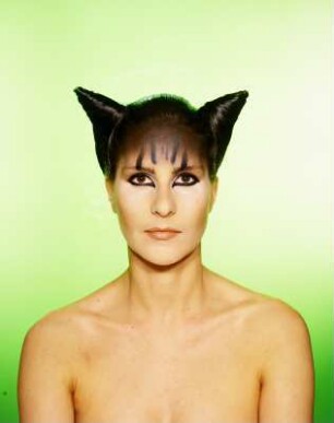Christa Winter wie Katze geschminkt : Model mit Kopfschmuck in Katzenform