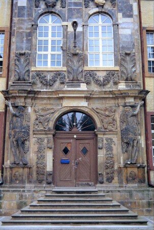 Schloss, Portal mit Schmuckfiguren (Herkules-Figuren)