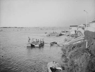 Songhua Jiang (Fluss) : Ansicht mit Bootsanlegstelle und Promenade