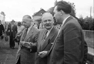 Schondorf: Prof. Frohne erklärt Journalisten den Gliedertriebzug