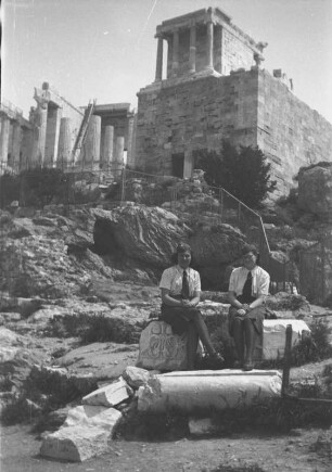 Athen. Akropolis (450ante). Ansicht mit zwei Luftwaffenhelferinnen gegen Propyläen