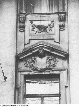 Bautzen, Reichenstraße 4. Wohnhaus mit Laden, ehemals Kaiserliches Postamt "Zur alten Post" (1720/1740). Fensterumrahmung mit weiblichen Kopf