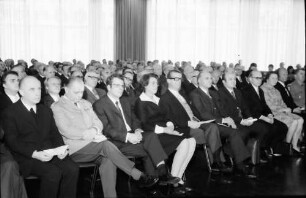 Freiburg: Kongresssaal; Wechsel bei der Oberfinanzdirektion; Reihe der Ehrengäste