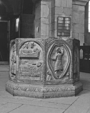 Taufstein mit Szenen aus dem Leben Christi