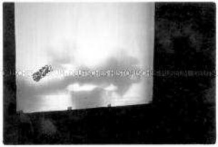 Beleuchtetes Tuch mit undefinierbarem Schatten dahinter (Altersgruppe 18-21)