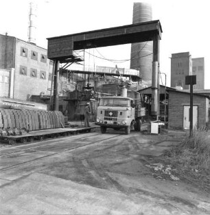Ascheziegelverladung : Zwickau. VEB Steinkohlenwerk "Martin Hoop". Ascheziegelverladung. Im Hintergrund Förderturm vom Schacht IV