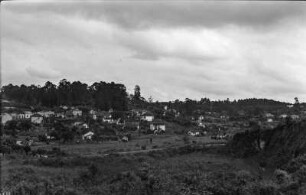 Talblick : Blick auf eine im Tal gelegene Ortschaft nördlich von São Paulo.