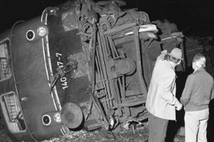 Zusammenstoß mit Todesfolge zwischen einem LKW und einem Zug auf dem Bahnübergang zwischen Hagsfeld und Grötzingen