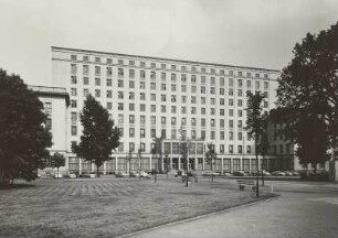 Dresden-Südvorstadt, Friedrich-List-Platz 1. Hochschule für Verkehrswesen "Friedrich List" (heute: HTW). Hauptgebäude (1954-1960, R. Paulick)