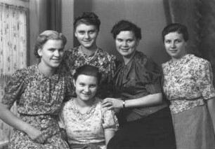Roßwein. Gruppenportrait von fünf jungen Frauen
