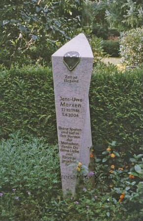Hamburger Straße: Friedhof: Grabstein Jens-Uwe Marxen