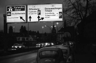 Freiburg: Leuchtende Vorrichtungsschilder, Brücke in der Kronenstraße