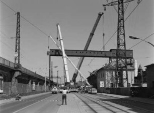 Dresden, Kraftwerk Mitte : Dresden-Altstadt. Heizkraftwerk Mitte (1895, 1926-1928 Umbau und Erweiterung; stillgelegt 1994). Abriß Bandförderbrücke zwischen Kohlenlager und Heizhaus. Abschnitt über der Könneritzstraße