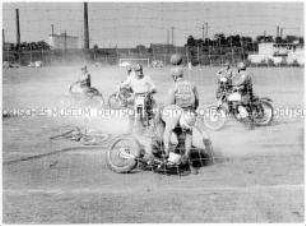 Motorradfahrer durch ein Fußballtor fotografiert