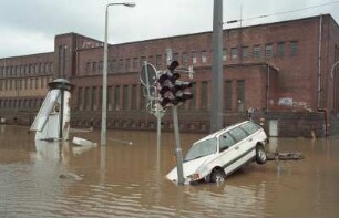 Dresden-Altstadt, Könneritzstraße. Kraftwerk Mitte. Bahnstromwerk. Teilansicht mit abgesoffenem PKW von der Schweriner Straße