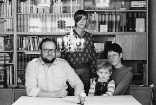 Familie M.-C. am Eßtisch (Diplomingenieur für Betriebsgestaltung, Ingenieurin für Feinwerktechnik)