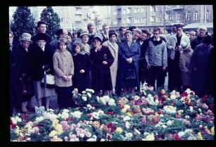 Trauer um Kennedy/ Menschen und Blumenmeer