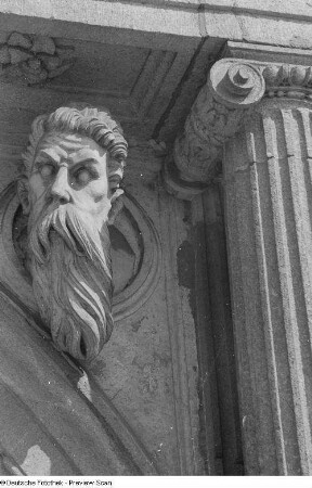 Skulptur über dem Portal des Alten Rathaus