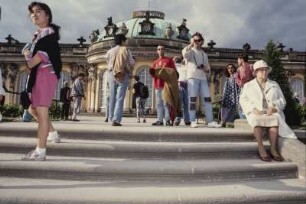 Touristen vor Schloss Sanssouci in Potsdam