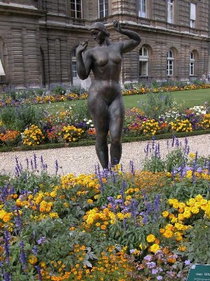 Blumen und Skulptur im Jardin du Luxembourg, großer innerstädtischer Park im Quartier Latin