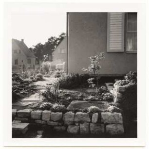Garten Fröhlich, Kleinmachnow: Sitzplatz am Haus mit Trockenmauer
