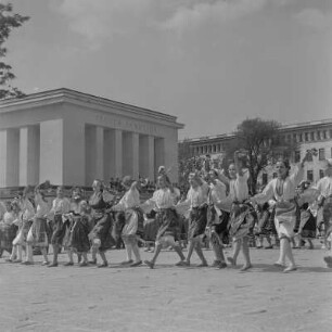 Demonstration zum Jahrestag der Befreiung von Faschismus am 9. September 1957 im Stadtzentrum Sofias