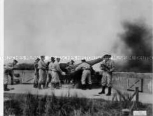 Deutsche Artillerie an der Küste in Flandern