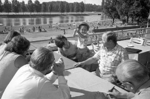 Ehrung des 750 000. Badegastes im Rheinstrandbad Rappenwört