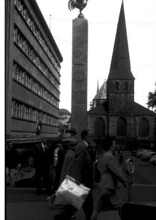 Essen: Kurienplatz mit Hahn und Münster