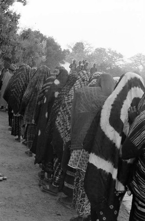 Prozessionsgang der jungen Frauen in Festgewändern bei einer traditionellen Initiationszeremonie, Gambia