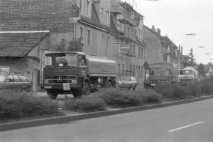 Lastkraftwagenverkehr in der Rheinhafenstraße mit Lärmbelästigung für die Anwohner