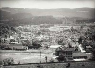 Zella-Mehlis, Stadtansicht : Zella-Mehlis. Stadtteil Zella mit Stadtkirche St. Blasius. Blick vom Hang des Fuchssteins nach Nordosten gegen Großen Beerberg