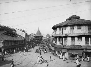 Bombay (Indien). Geschäftsstraße mit Passanten