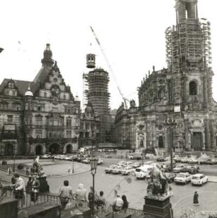 Dresden-Altstadt. Schloßplatz mit Georgentor, eingerüstetem Hausmannsturm während Aufsetzen der Laterne und Kathedrale